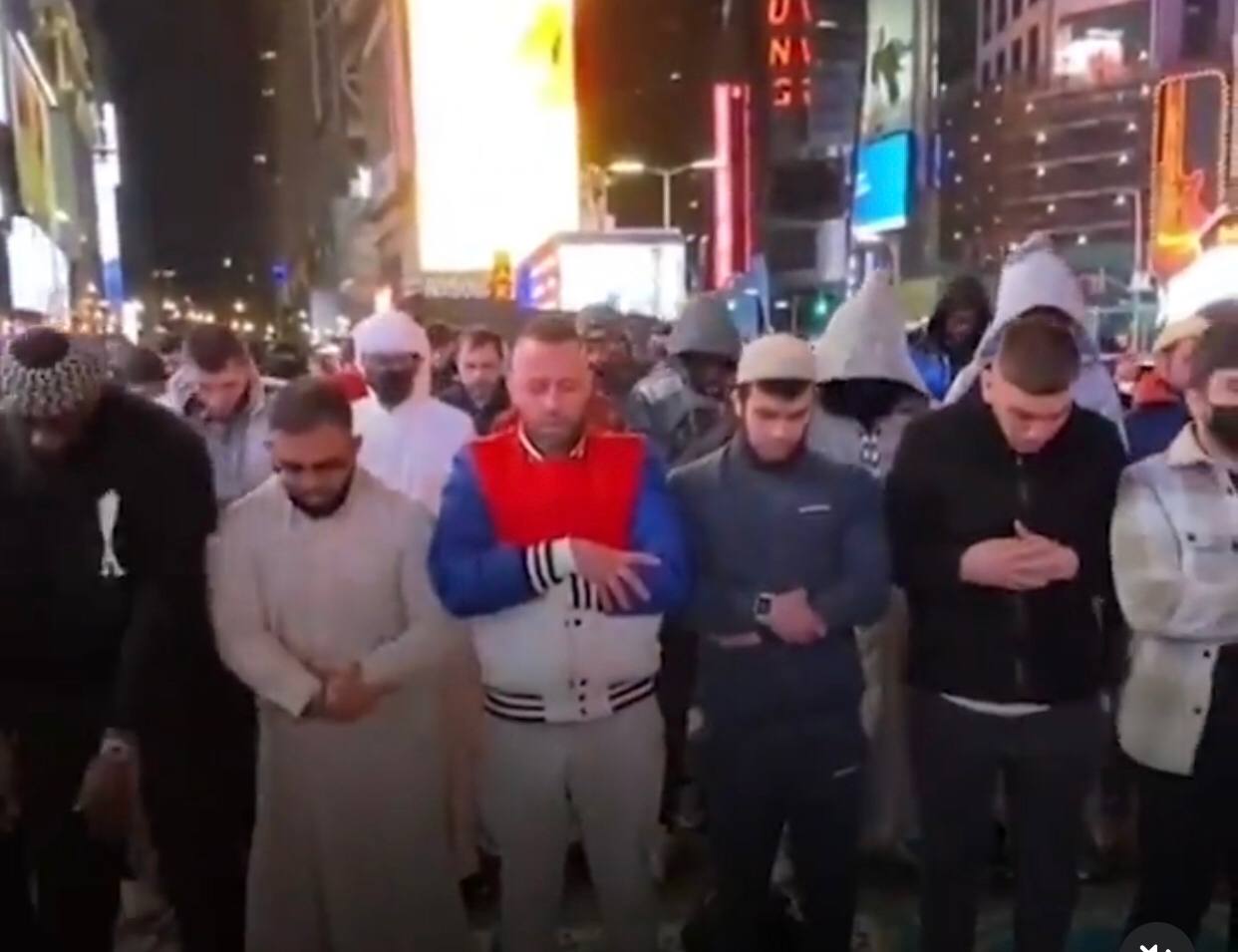 Ratusan Umat Muslim di Amerika Perdana Gelar Sholat Tarawih di Times Square 