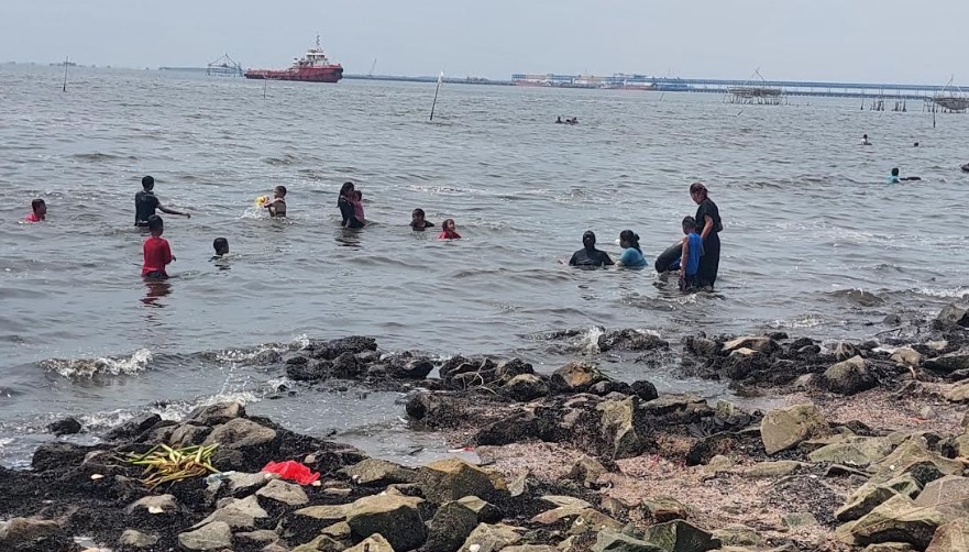 Libur Akhir Idulfitri 1445 H, Pantai Marunda Dipadati Warga Jakarta untuk Berlibur