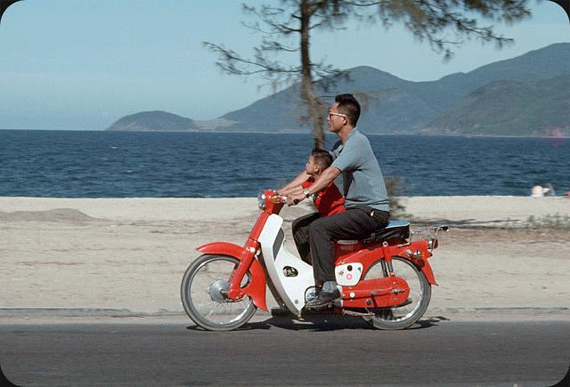 Orangtua Wajib Tahu! Ini Bahaya Bonceng Anak Kecil di Depan saat Naik Motor, Jangan Disepelekan!