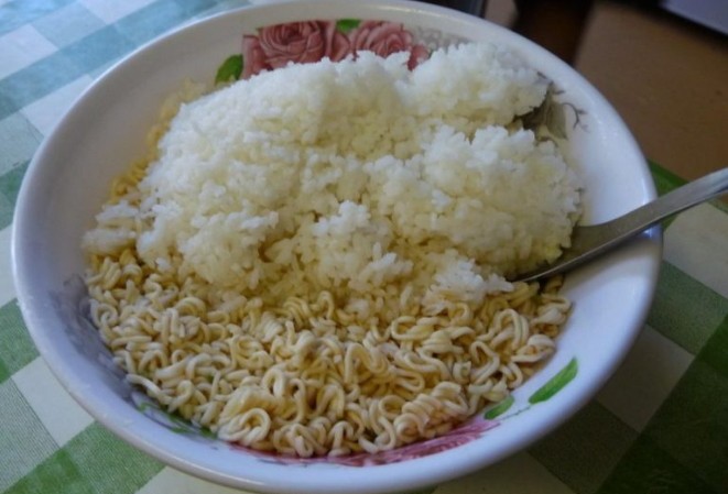 Waspada! Ini 5 Risiko Makan Mie Instan Pakai Nasi, Bisa Sebabkan Kanker