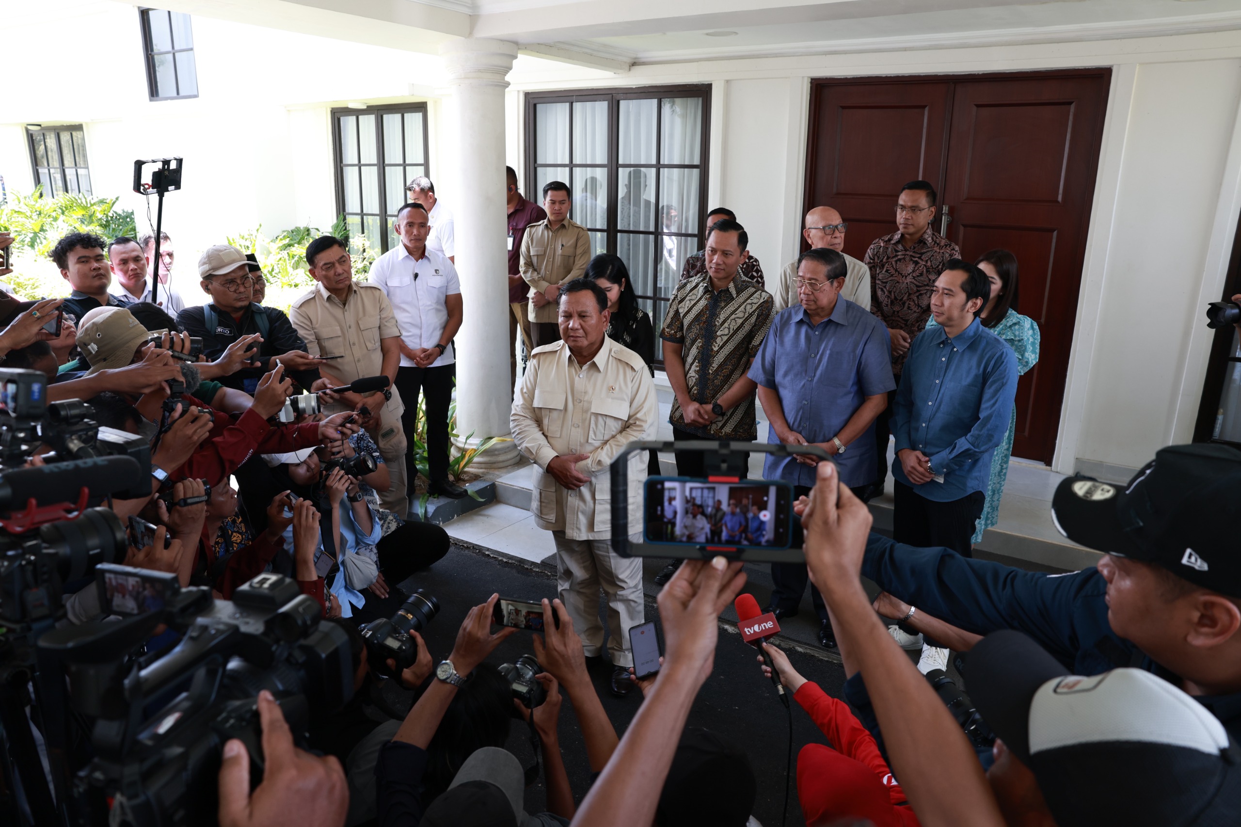 Sowan ke SBY, Prabowo Disambut Ratusan Warga di Pacitan