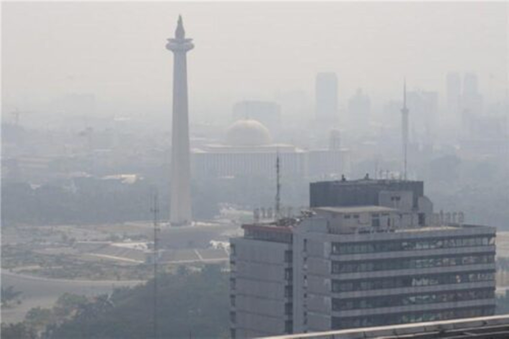 Wajib Masker! Kualitas Udara Jakarta Hari Ini Terburuk Ketiga di Dunia
