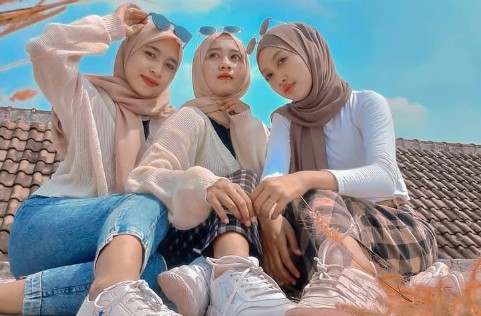 Inspirasi Outfit Liburan yang Santai Namun Tetap Stylish untuk Tampilan Nyaman dan Percaya Diri