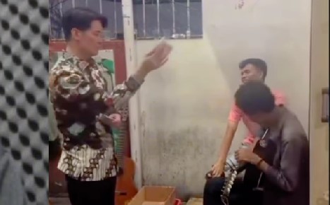 Viral! Pria Berbatik Cokelat Diduga Rendahkan Pengamen dan Kualitas Hidup di Cirebon 