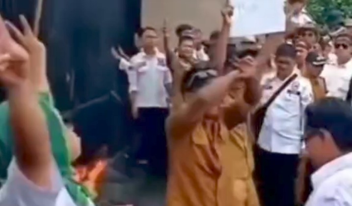 Demo Apdesi Ricuh di Depan Gedung DPR, Massa Siapkan 30 Ban Bekas untuk Dibakar 