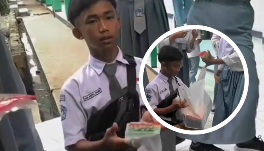 Bikin Haru! Momen Seorang Siswa Diberi Hadiah Sepatu Oleh Teman Sekolahnya saat Sedang Berjualan 