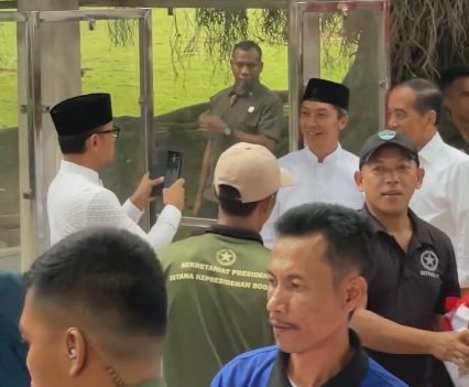 Didampingi Bima Arya, Jokowi Saksikan Pembagian Sembako di Halaman Istana Bogor