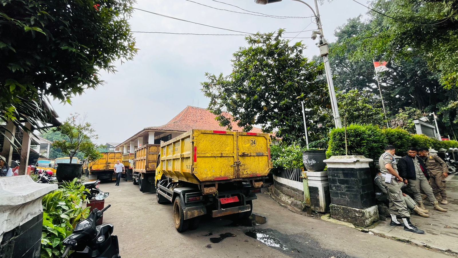 Ratusan Sopir Truk Sampah Kota Bogor Mogok Kerja, Ratusan Ton Sampah Tidak Terangkut 