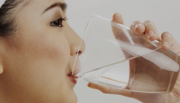 Banyak yang Keliru! Begini Bahaya Minum air Putih dengan Takaran Berlebih: Kesehatan Ginjal Justru Terancam!
