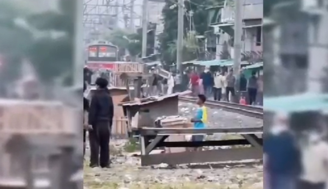 Tawuran Pecah di Rel Kereta Kampung Bahari, Perjalanan KRL Terhenti Gegara Terkena Lemparan Batu