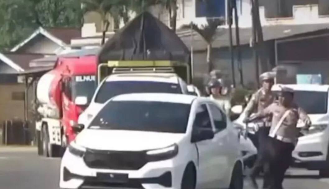 Nyaris Tabrak Polisi! Detik-detik Brio Putih Ngebut dan Tancap Gas Saat Hindari Razia di Jambi