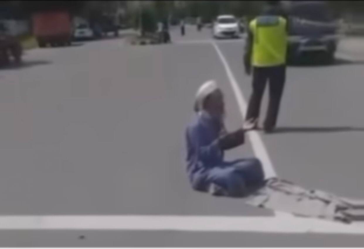 Viral! Kesal Ditilang, Pria Bersorban ini Berdoa di Tengah Jalan Minta Azab Untuk Polisi