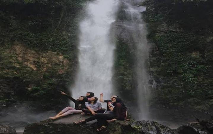 Intip Keindahan Alam Wisata Air Terjun Lembah Pelangi di Tanggamus Lampung 