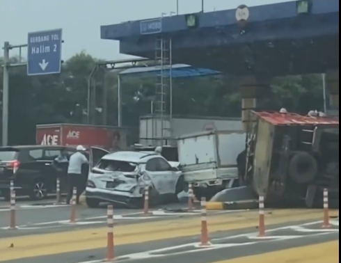 Kecelakaan di GT Halim Arah Bekasi, 7 Kendaraan Ringsek 3 Gardu Ditutup