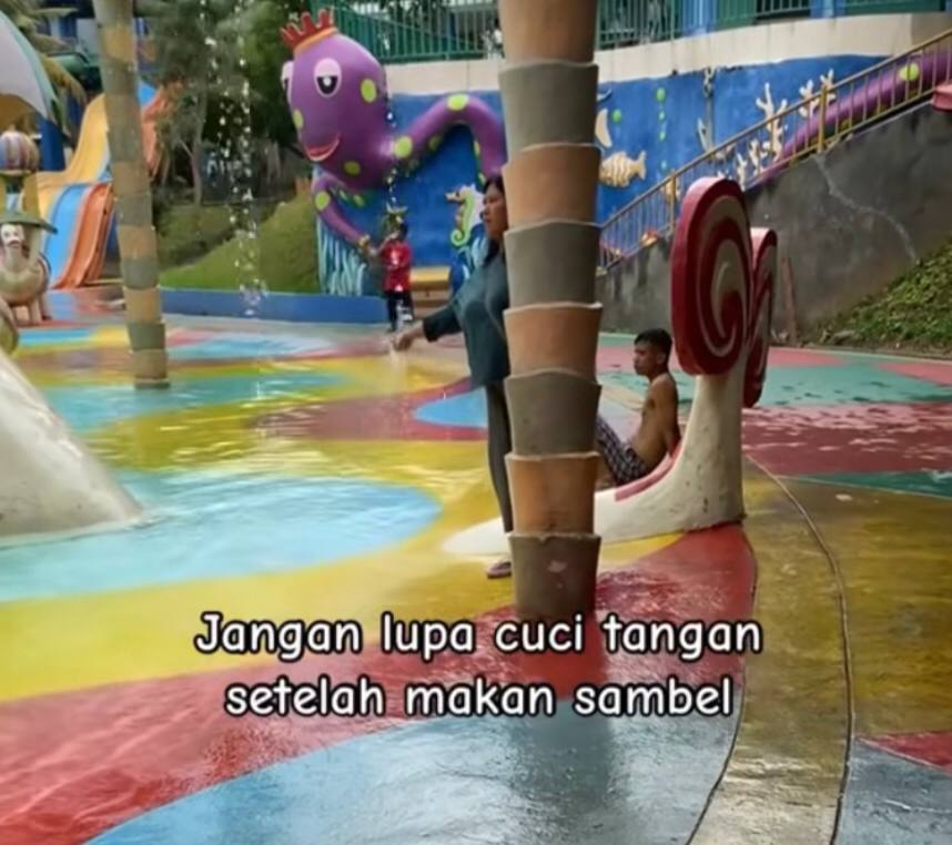 Viral, Ibu-Ibu Ini Cuci Tangan di Kolam Renang, Diduga Habis Makan Sambel