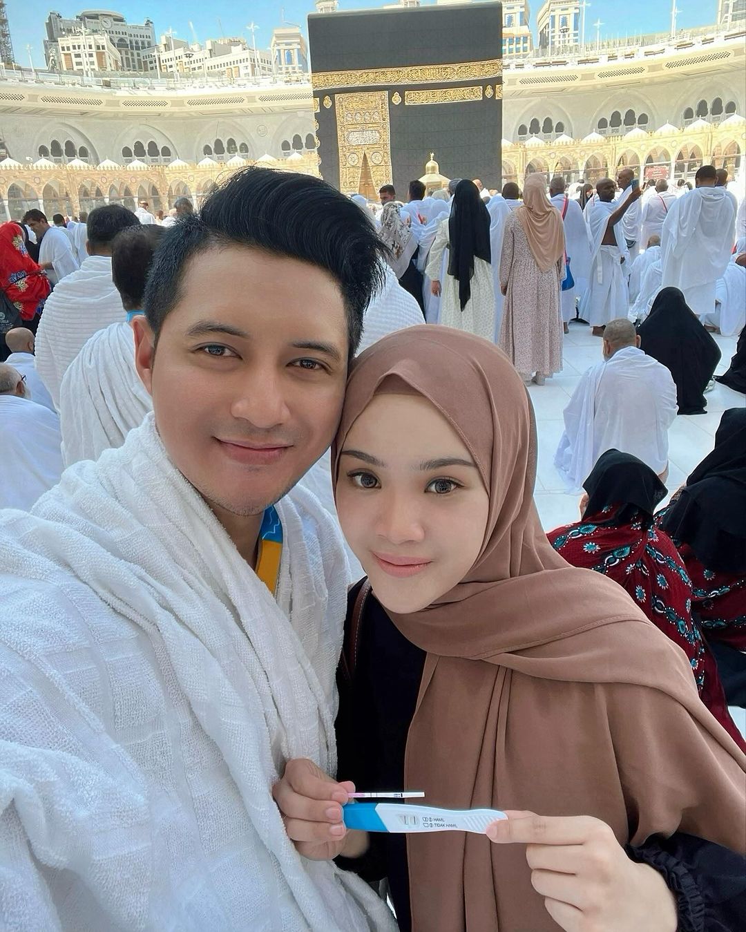 Selamat! Chand Kelvin Umumkan Sang Istri Hamil saat Jalani Ibadah Umroh