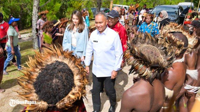 Keseruan Cinta Laura Kunjungi Wisata di Wamena