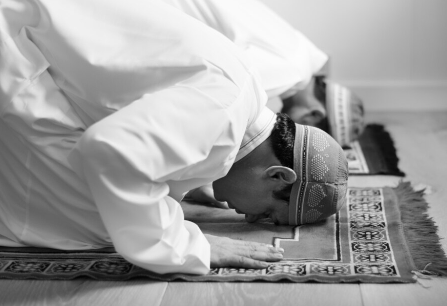 Adab Melipat Sajadah yang Benar Menurut Ajaran Islam, Menjaga Kesucian dan Kebersihan