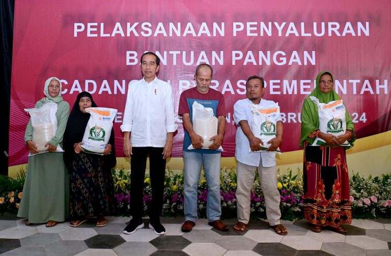 Presiden Jokowi: Bansos Beras Solusi di Tengah Ketidakpastian Harga Pangan
