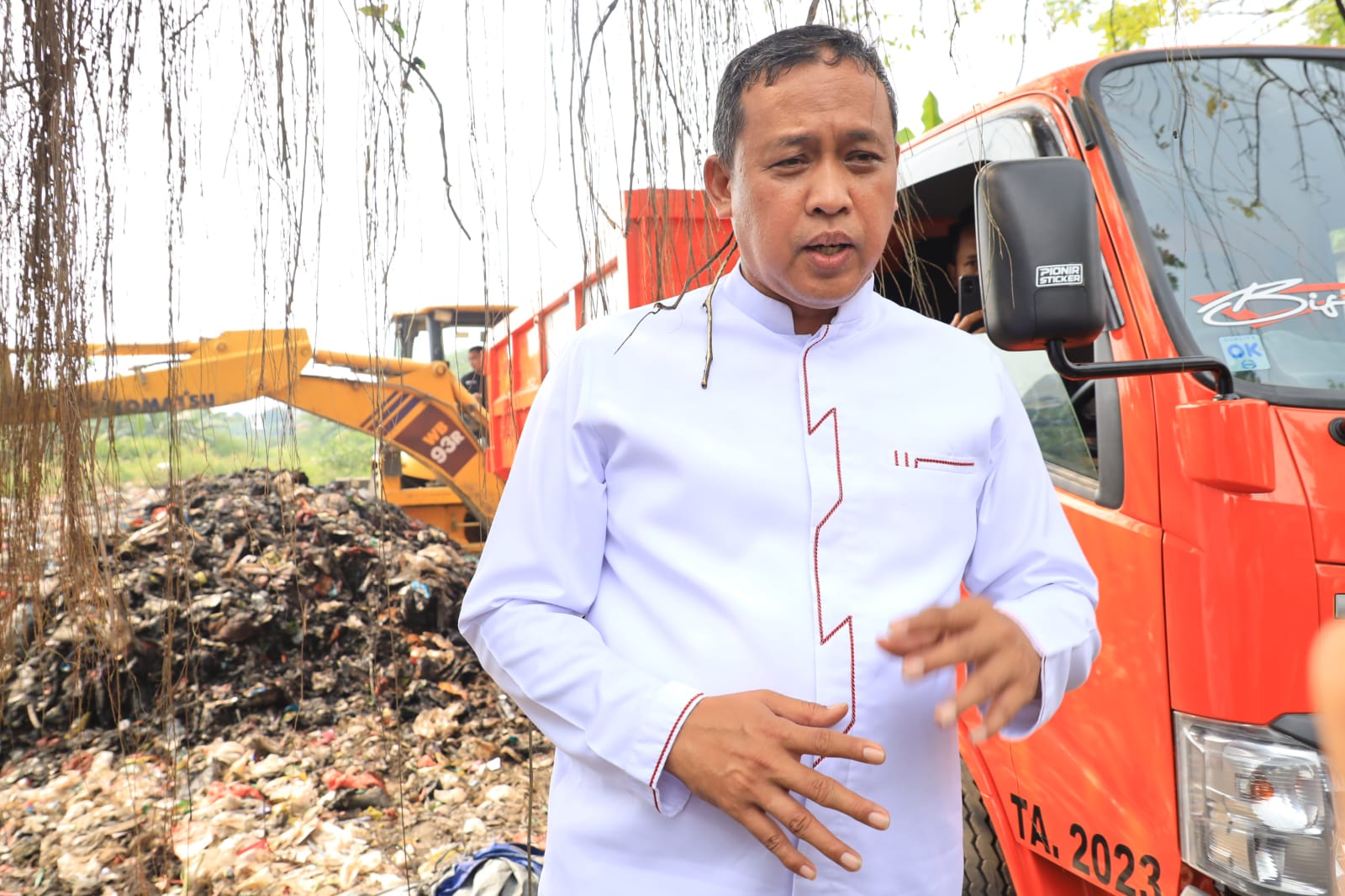 Plt. Wali Kota Bekasi Bersama DLH Lakukan Pembersihan Tempat Pembuangan Sampah Liar