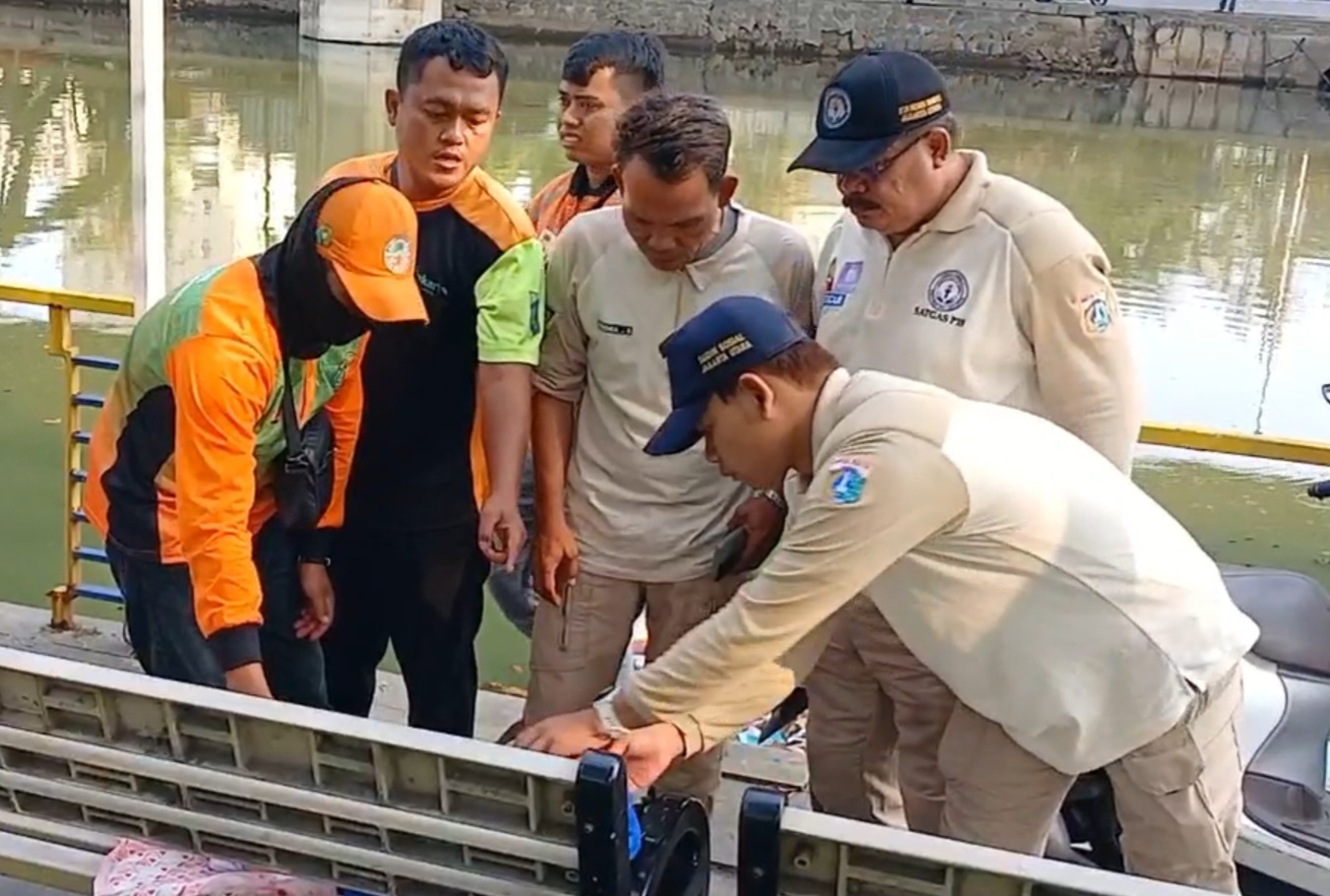 Tega! Bayi Laki-laki Diduga Sengaja Dibuang Orang Tuanya di Pinggir Kali Ancol