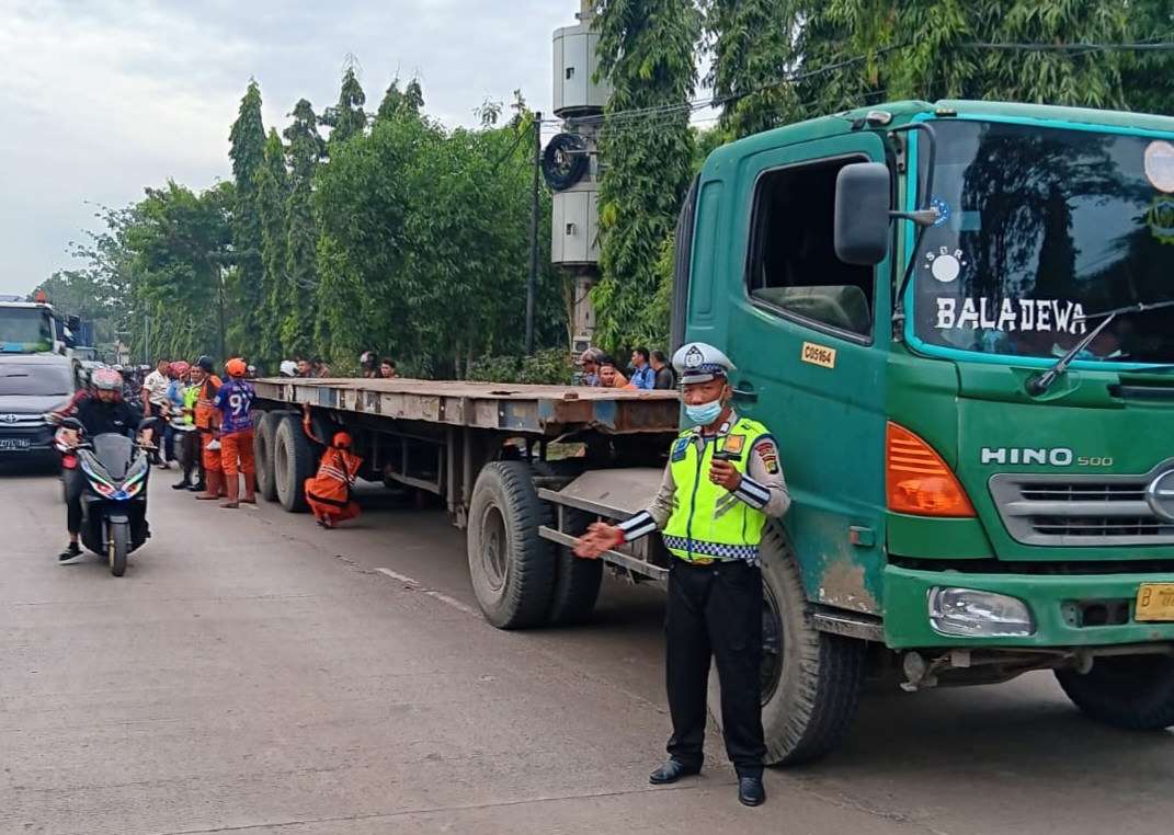 Gagal Nyalip, Pemotor Lansia Tewas Terlindas Truk Trailer di Cilincing