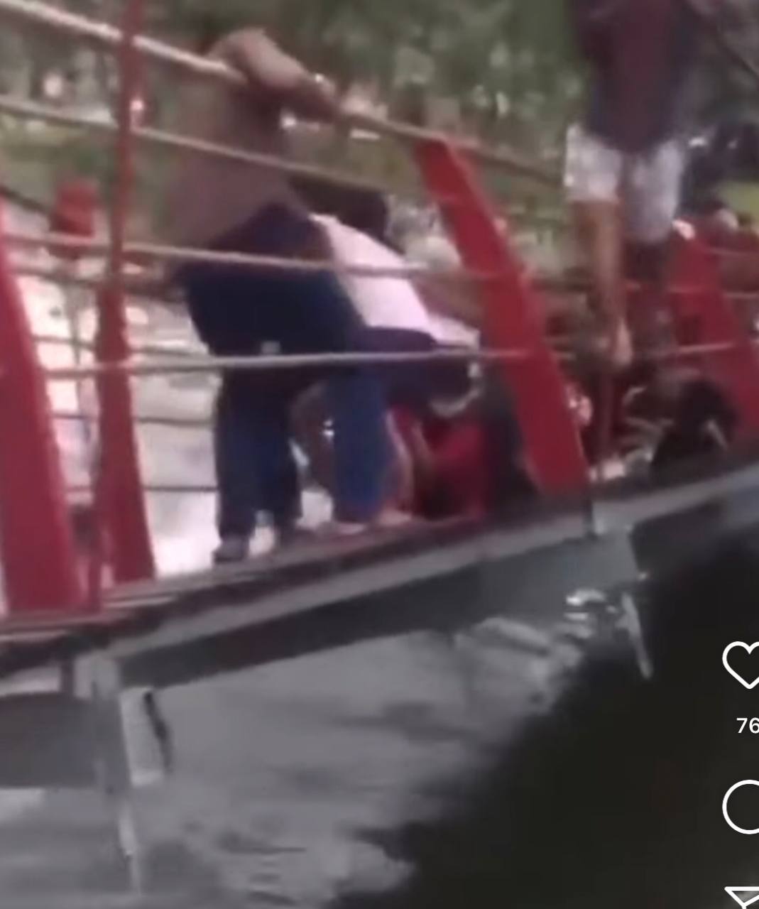 Detik-detik Jembatan Taman Cadika Medan Ambruk, Puluhan Orang Tercebur ke Danau Termasuk Ibu Gendong Bayi