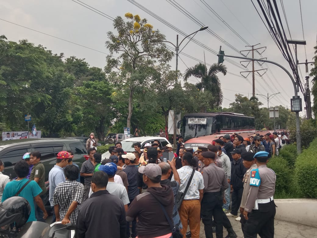 Tuntut Biskita Stop Operasi, Sopir Angkot Geruduk DPRD Kota Bekasi Janji Blokir Jalan