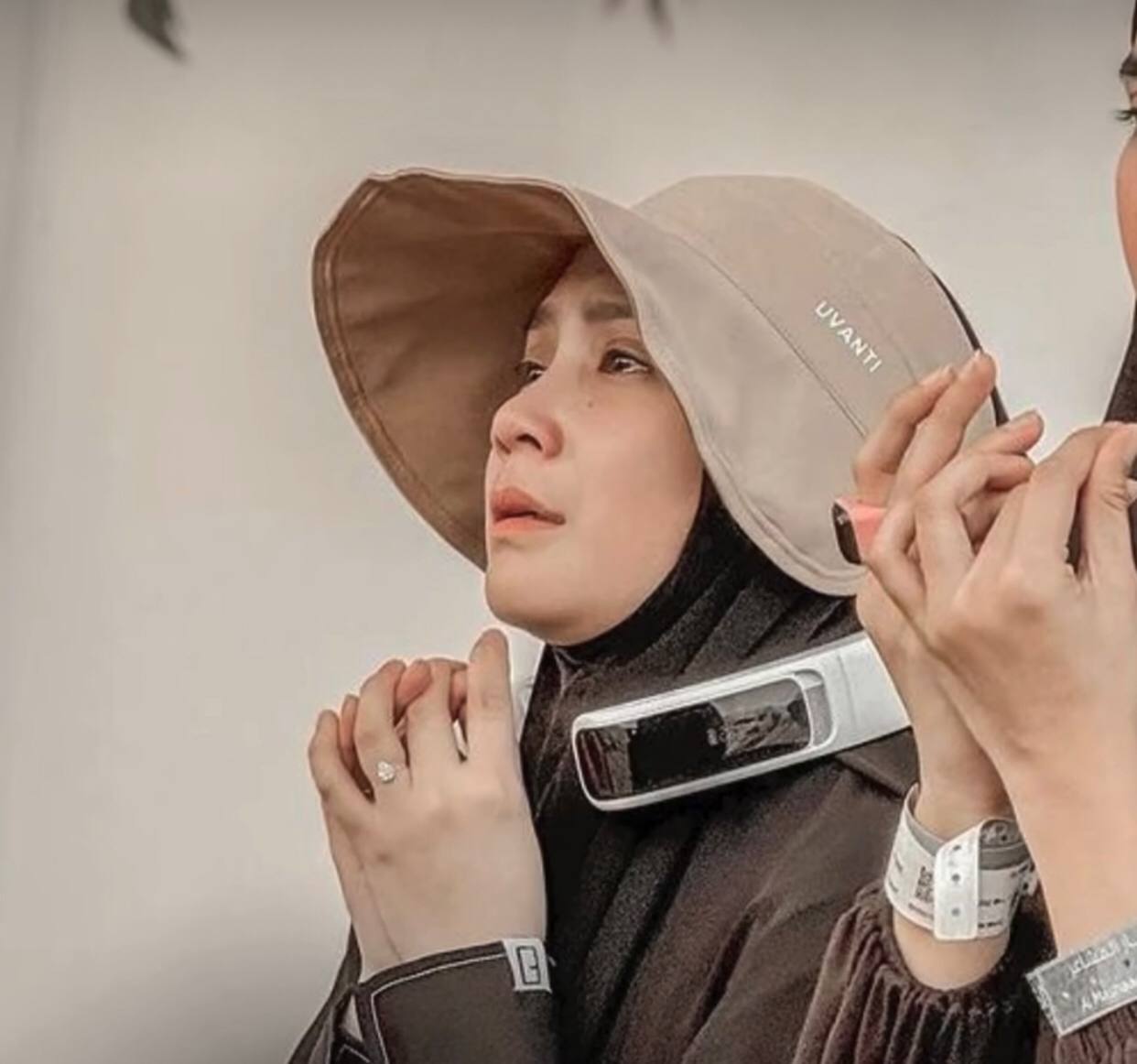 Jalani Ibadah Haji Nagita Slavina Kenakan AC di Leher yang Harganya Setara AC Rumah