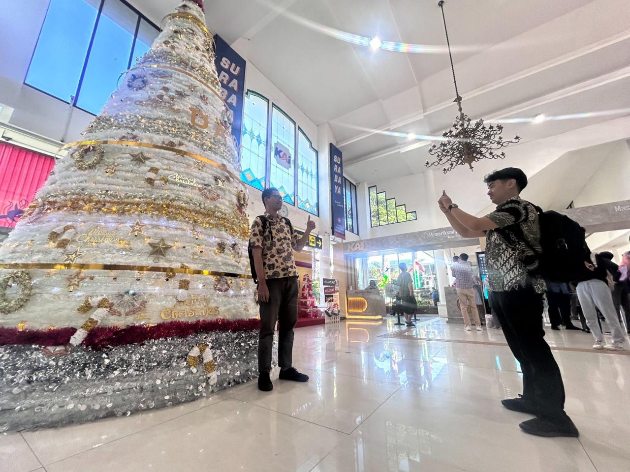 Santa Coming to Town! KAI Daop 8 Surabaya Hadirkan Pohon Natal Tertinggi