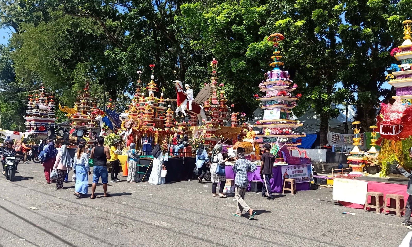 Imbas Kunjungan Jokowi, Omzet Pedagang Tabut Naik Berkali Lipat