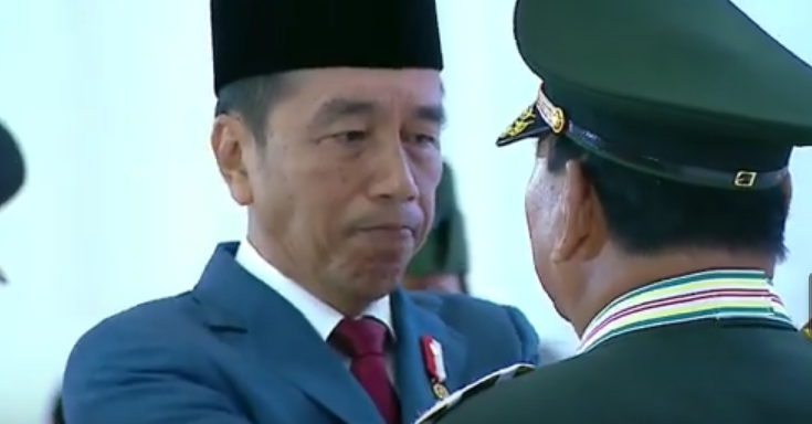 Prabowo Resmi Terima Pangkat Jenderal Kehormatan Bintang 4 dari Jokowi 
