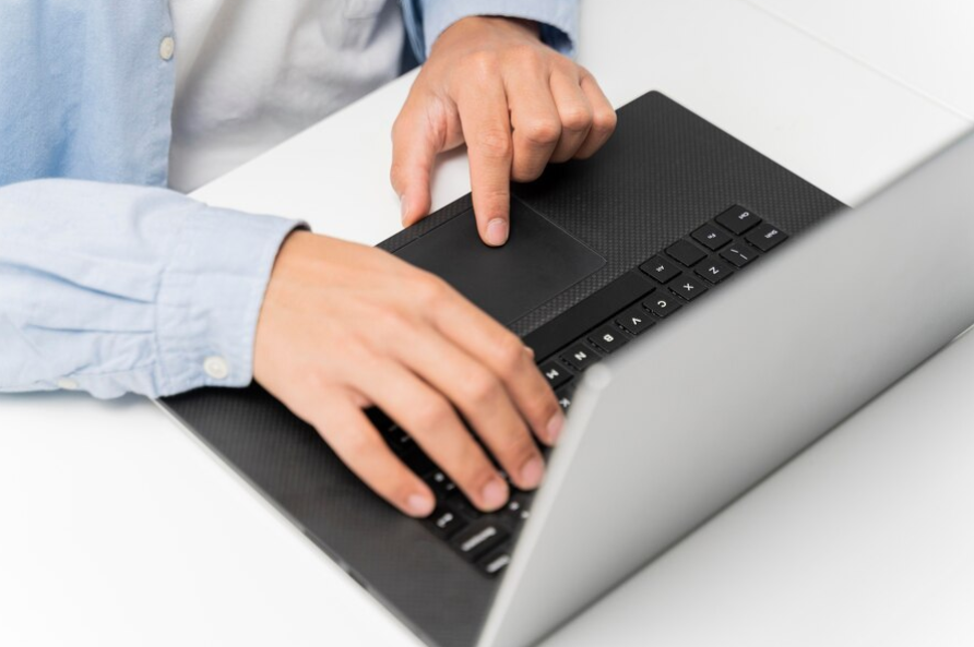 Tips Mudah Rawat Touchpad Laptop, Dijamin Terus Sensitif Tanpa Ngadet