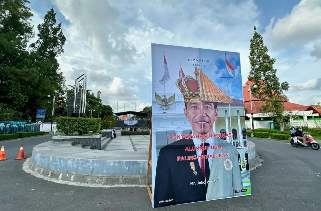 Baliho Bertuliskan 'Jokowi Alumnus Paling Memalukan' Terpasang di Bundaran UGM Yogyakarta