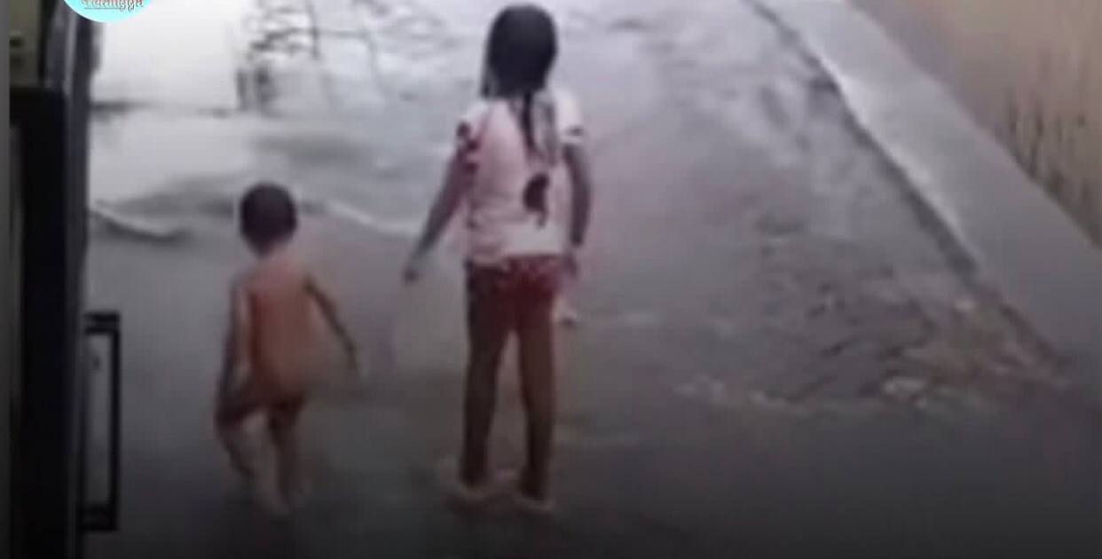 Viral, Video Detik-detik Balita 3,5 Tahun Hilang Masuk ke Dalam Selokan saat Mandi Hujan  