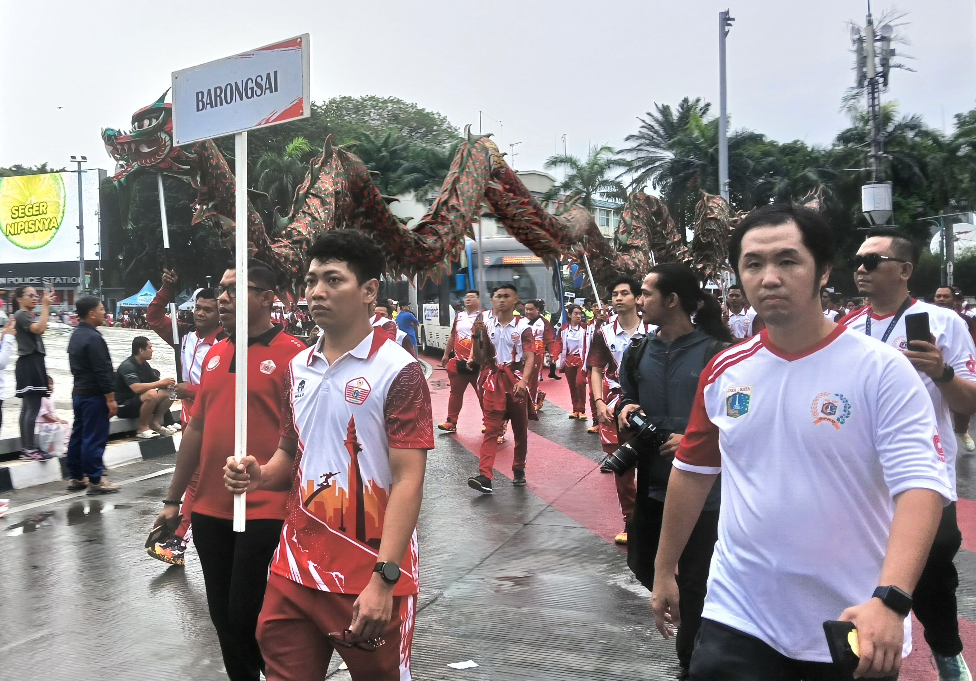 Jelang HUT Jakarta ke 497, Atlet PON dari 64 Cabor DKI Diarak di CFD Bundaran HI