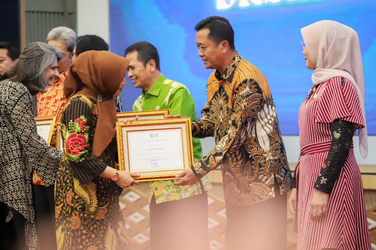 Kota Bandung Raih Penghargaan Kawasan Tanpa Rokok dari Kemenkes