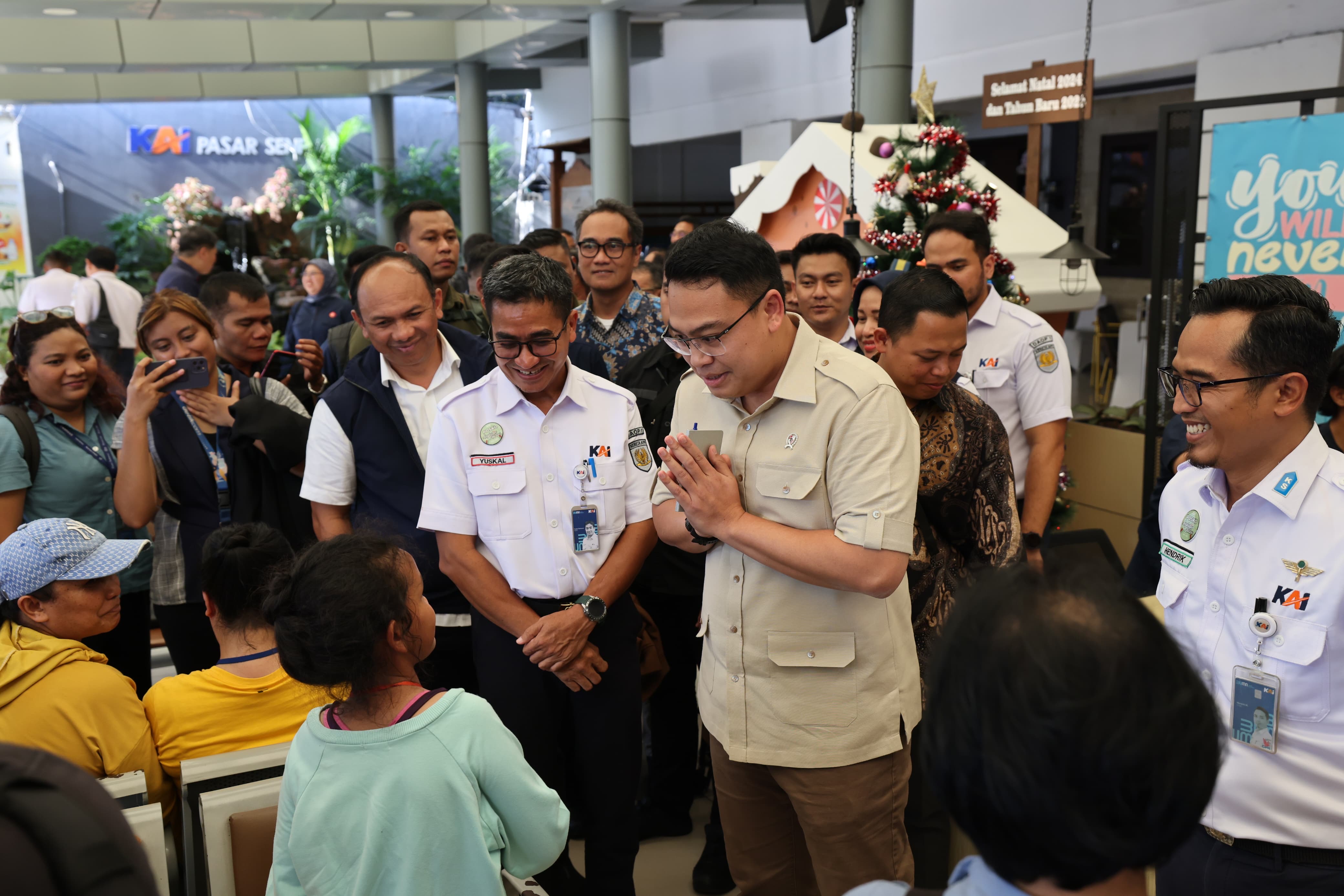 Wamenkomdigi Angga Prabowo Kunjungi Stasiun Senen, Warga Ramai Ingin Foto Bersama