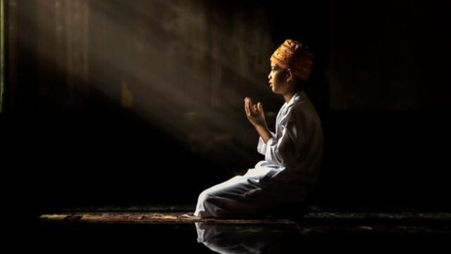 10 Adab saat Berdoa di dalam Islam Sesuai Petunjuk Rasulullah SAW, Apa Saja?