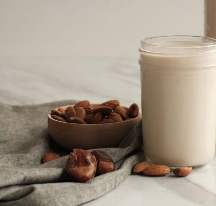 Cara Membuat Susu Kurma Almond, Minuman Sehat dan Kaya Manfaat 