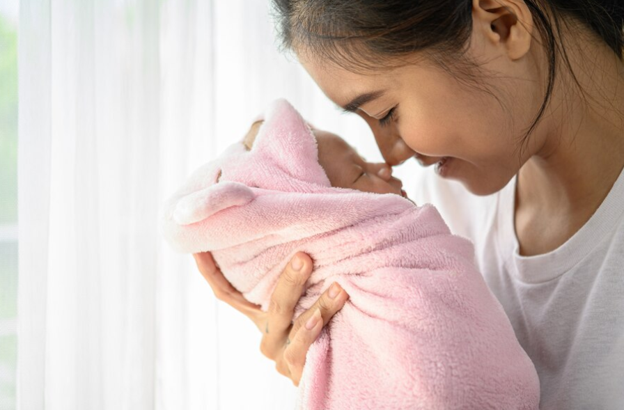 9 Arti Mimpi Menggendong Bayi, Pertanda Baik atau Buruk?