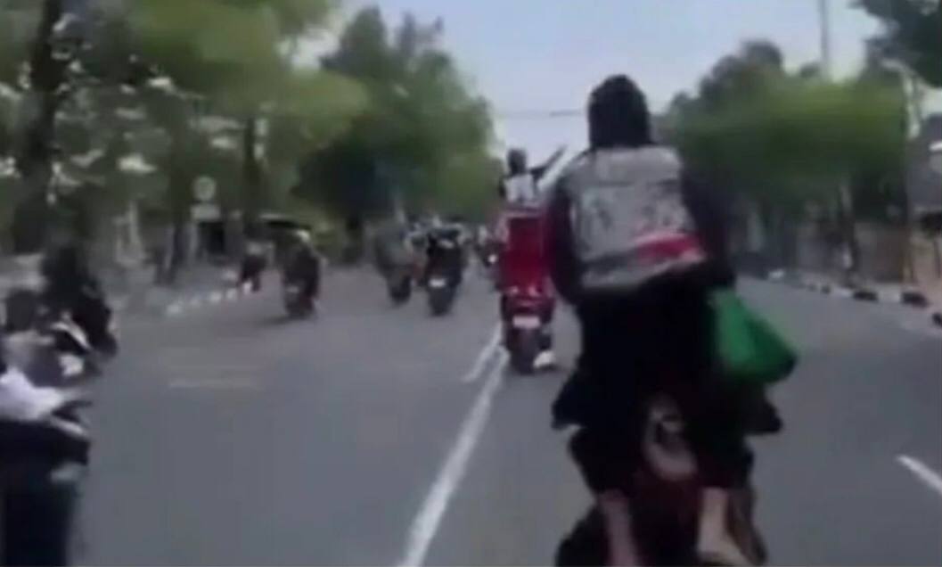 Heboh! Aksi Konvoi Rombongan Pesilat Ugal-ugalan di Jalan, Berujung Tabrak Pengendara Lain