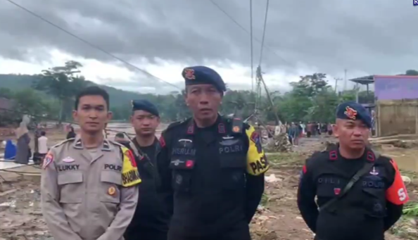 Banjir Bandang di Sukabumi, Evakuasi Warga dan Pencarian Mobil yang Terseret