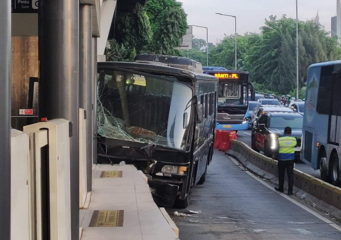 Bus Paspampres Tabrak Halte Transjakarta di Petamburan, Ternyata Ini Penyebabnya