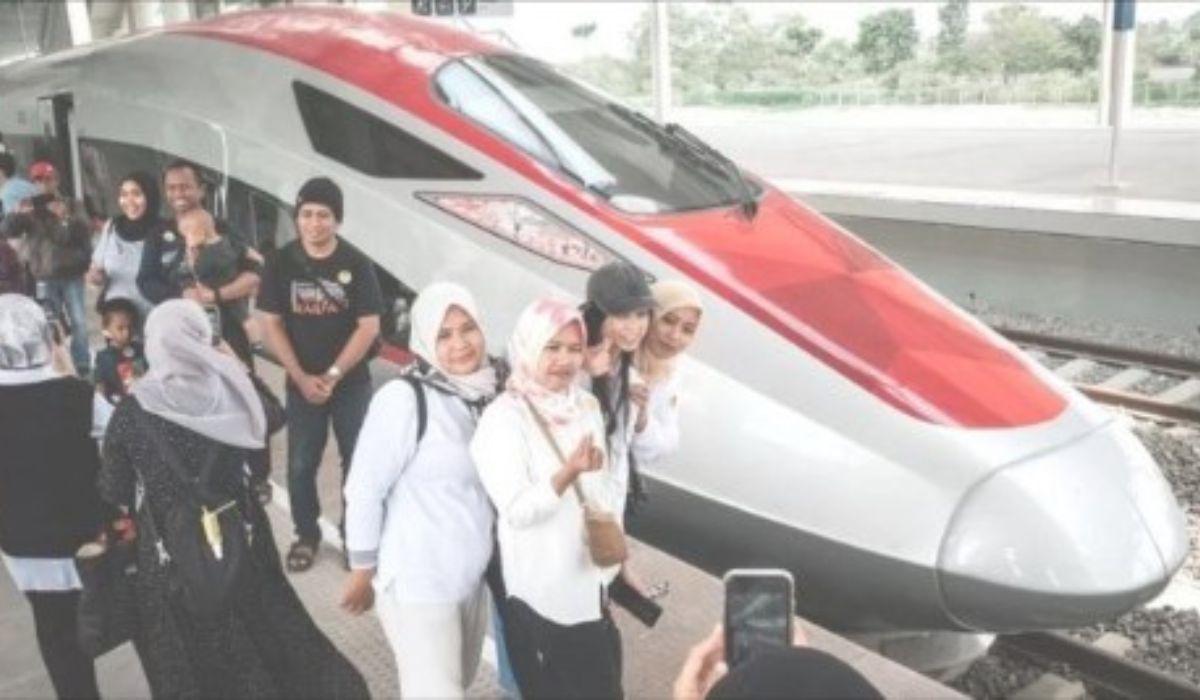 Harga Tiket Kereta Cepat Whoosh Jelang Nataru Masih Ramai Peminat