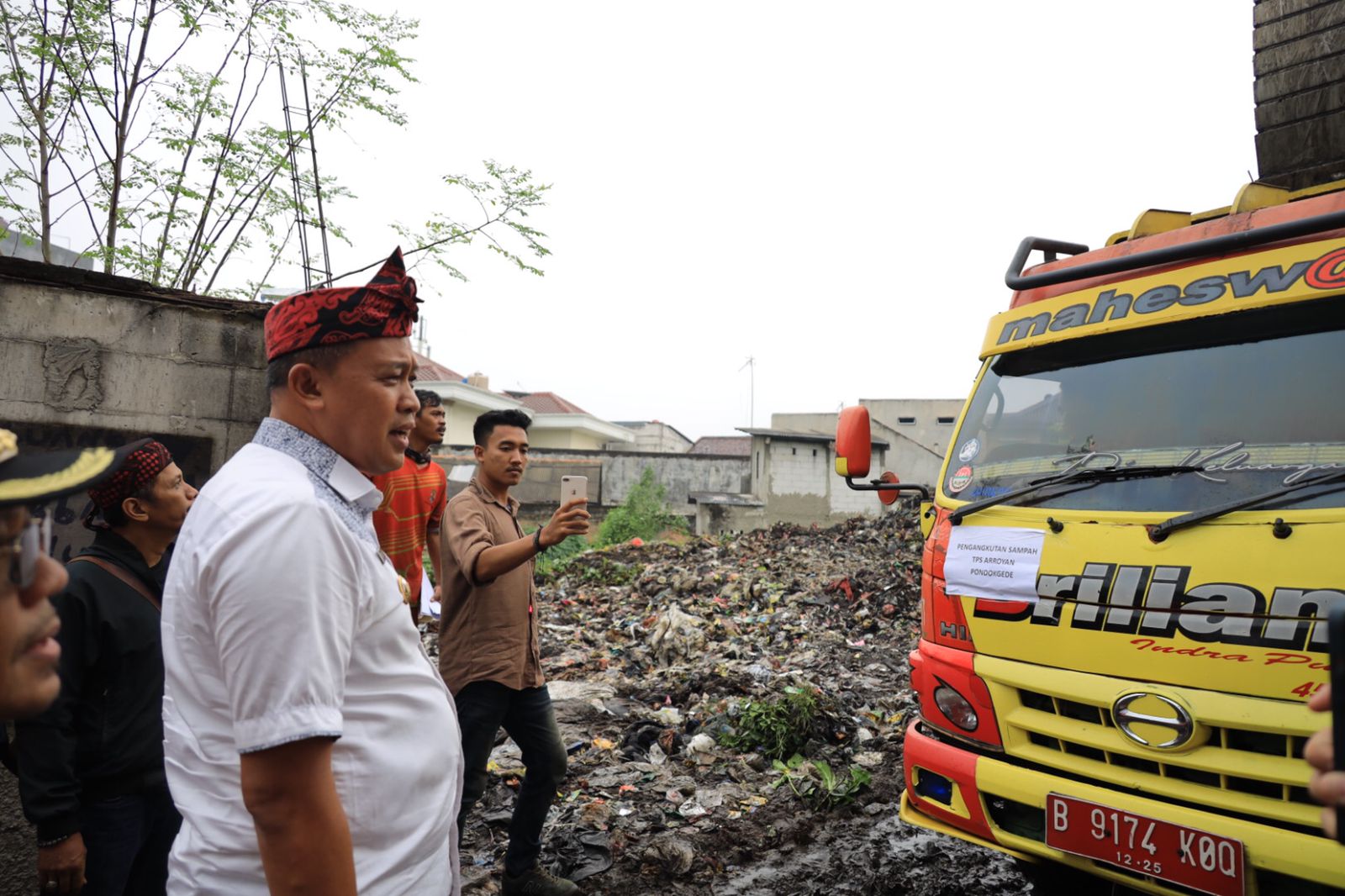 Tumpukan Sampah Menggunung di Pondok Gede, Tri Gerak Cepat Panggil Dinas LH