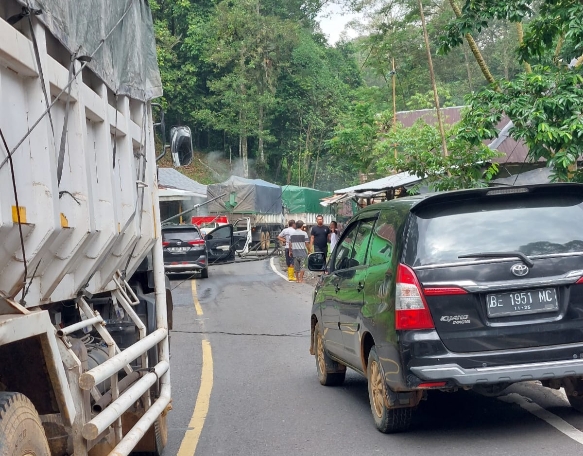 2 Tiang Listrik di Lampung Roboh, Lalu Lintas Tersendat