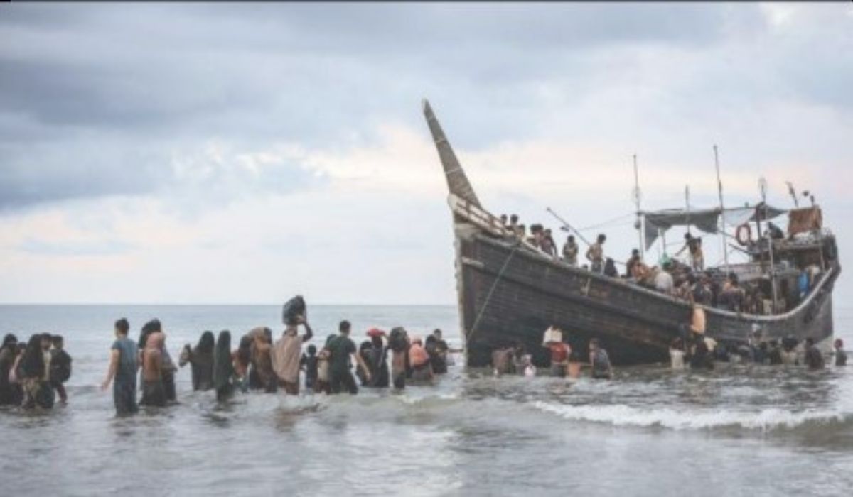 Warga Aceh Utara Dorong Kembali Kapal Pengungsi Rohingya ke Laut
