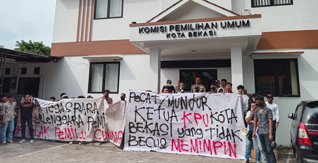 Kecurangan Pemilu 2024, Mahasiswa Protes di KPU Kota Bekasi Tuntut 3 Hal Ini