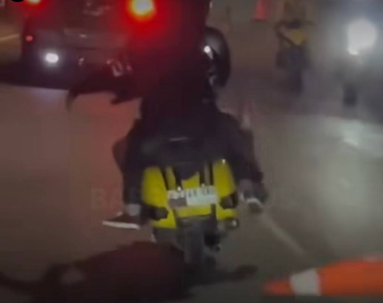 Viral! Diduga Mabuk, Pengendara Vespa Ugal-ugalan dan Tendang Cone Pembatas Jalan di Subang